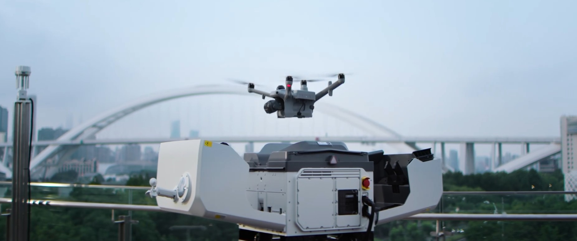 DJI Dock 4 na streche budovy